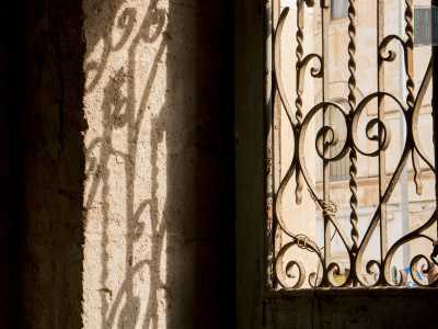 In alcuni punti la luce del sole fa veramente fatica a penetrare: il buio che si viene cos� a creare, sommato alle tetre finestre senza vetri, "regala" scorci piuttosto inquietanti